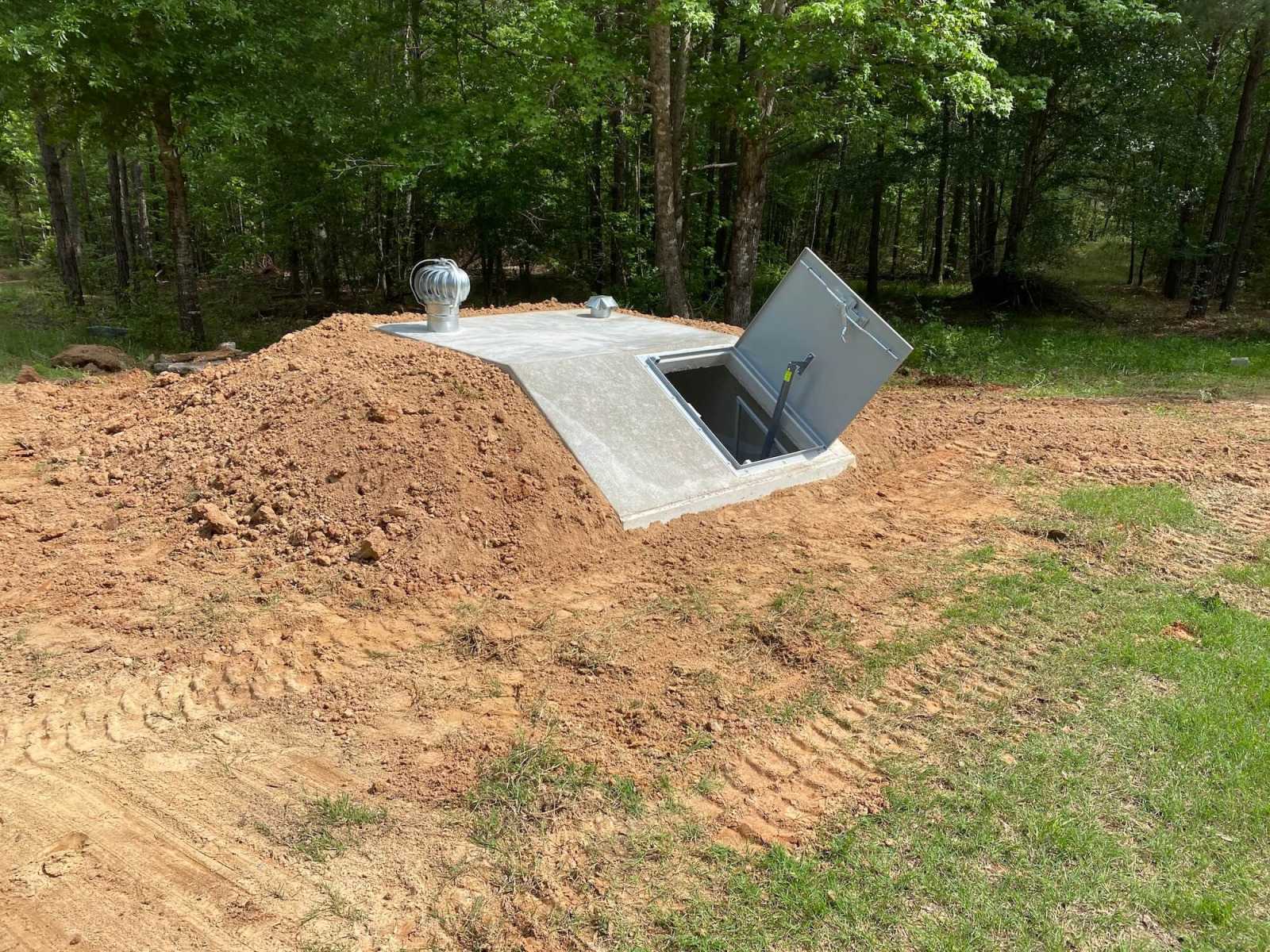 underground-concrete-storm-shelter-03